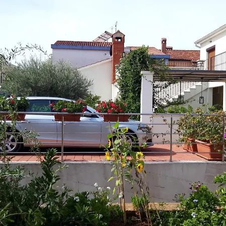 House Silvana - With Garden View Διαμέρισμα *